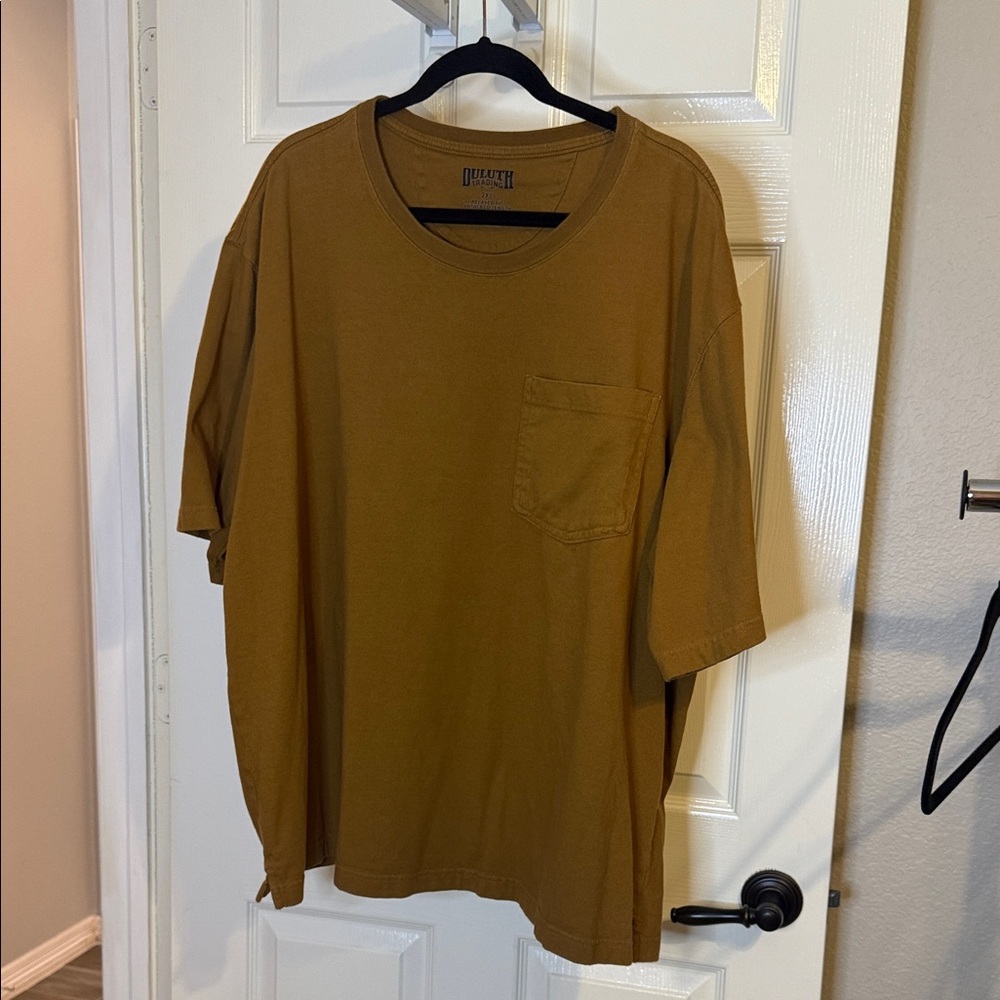 Duluth Trading Co Brown Men’s Long tail Relaxed Fit Short Sleeve Packet Crew